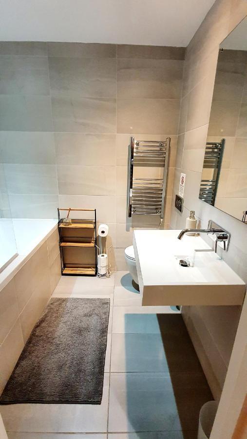 Superb 2 Beds 2 Baths New Apartment W/ Garden+Patio Bournemouth Luaran gambar